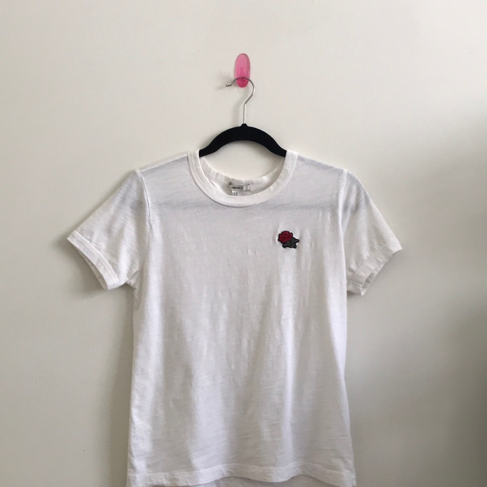 White t-shirt with flower embroidery